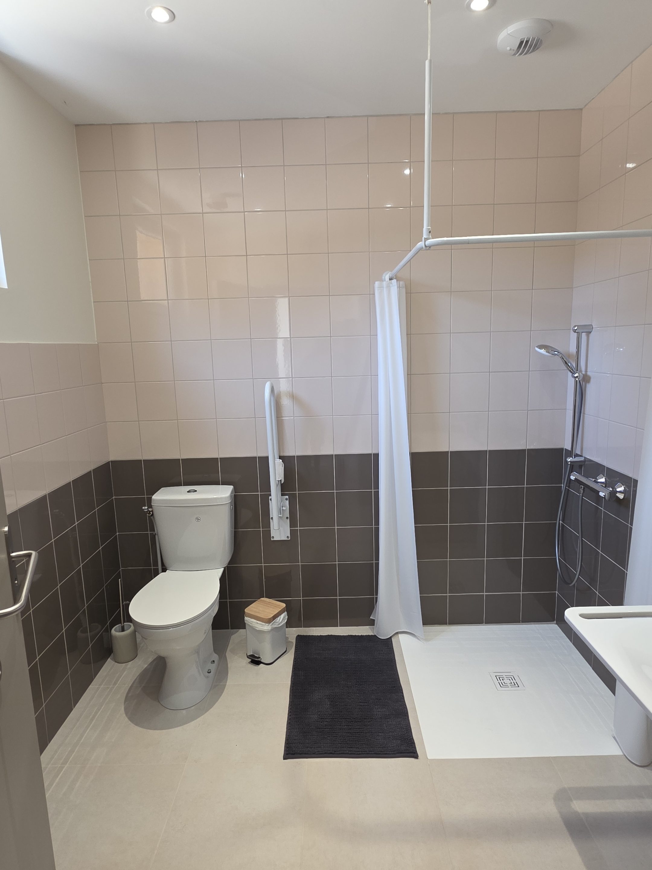 15303 Salle d’eau accessible avec douche à l’italienne